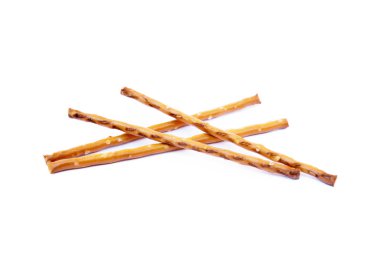 Beyaz arka planda izole edilmiş tuzlu kraker çubukları.