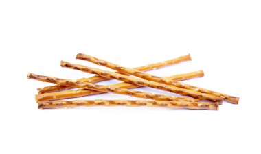 Beyaz arka planda izole edilmiş tuzlu kraker çubukları.