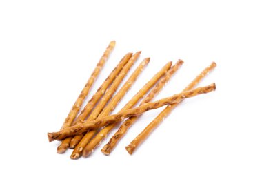 Beyaz arka planda izole edilmiş tuzlu kraker çubukları.