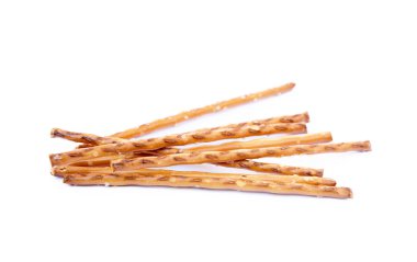 Beyaz arka planda izole edilmiş tuzlu kraker çubukları.