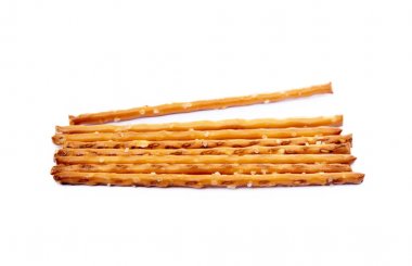 Beyaz arka planda izole edilmiş tuzlu kraker çubukları.