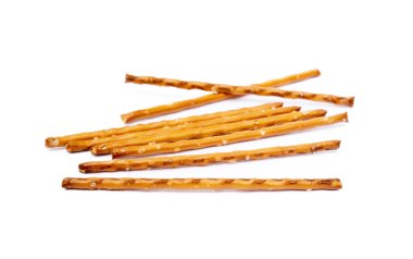 Beyaz arka planda izole edilmiş tuzlu kraker çubukları.