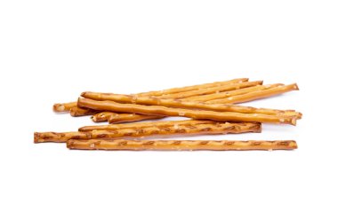 Beyaz arka planda izole edilmiş tuzlu kraker çubukları.