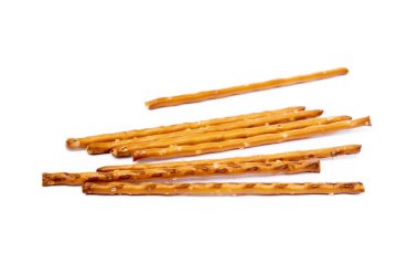 Beyaz arka planda izole edilmiş tuzlu kraker çubukları.