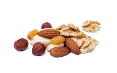 Karışık taze Kuruyemiş ve kuru üzüm beyaz arka plan üzerinde izole