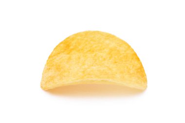 Beyaz arka planda izole edilmiş tuzlu patates cipsi. 