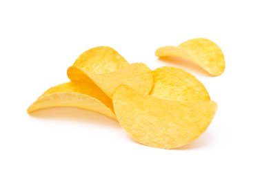 Beyaz arka planda izole edilmiş tuzlu patates cipsi.