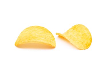 Beyaz arka planda izole edilmiş tuzlu patates cipsi.