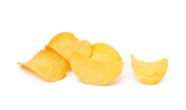 Beyaz arka planda izole edilmiş tuzlu patates cipsi.