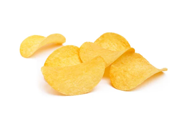 Beyaz arka planda izole edilmiş tuzlu patates cipsi.