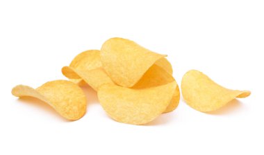 Beyaz arka planda izole edilmiş tuzlu patates cipsi.