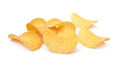 Beyaz arka planda izole edilmiş tuzlu patates cipsi.
