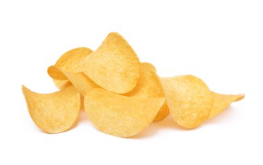 Beyaz arka planda izole edilmiş tuzlu patates cipsi.
