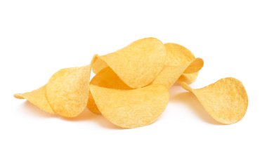 Beyaz arka planda izole edilmiş tuzlu patates cipsi.