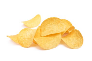 Beyaz arka planda izole edilmiş tuzlu patates cipsi.