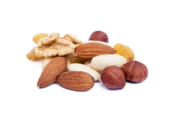 Karışık taze Kuruyemiş ve kuru üzüm beyaz arka plan üzerinde izole