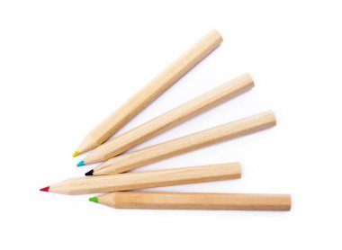Beyaz arka planda izole edilmiş ahşap renkli sıradan kalemler.