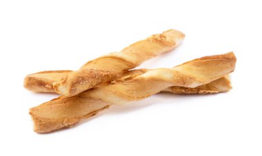 Beyaz arka planda peynirli sarmal ekmek çubukları.