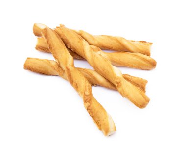 Beyaz arka planda peynirli sarmal ekmek çubukları.