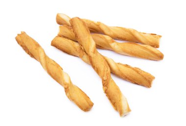 Beyaz arka planda peynirli sarmal ekmek çubukları.