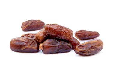 Beyaz bir arka plan üzerinde izole kurutulmuş tatlı tarihleri