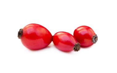 Olgun gül kalçası beyaz arkaplanda izole