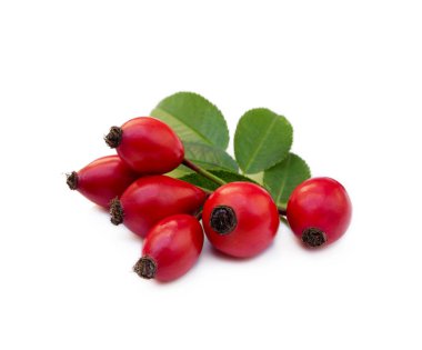 Olgun gül kalçası beyaz arkaplanda izole