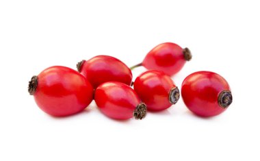 Olgun gül kalçası beyaz arkaplanda izole