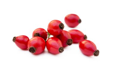 Olgun gül kalçası beyaz arkaplanda izole