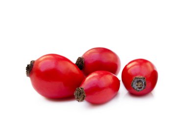 Olgun gül kalçası beyaz arkaplanda izole