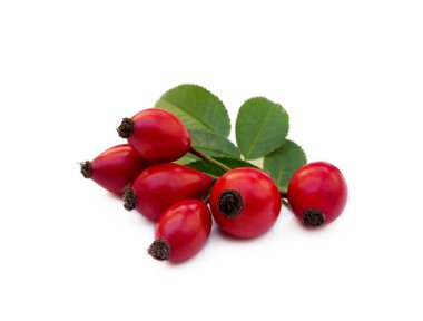 Olgun gül kalçası beyaz arkaplanda izole