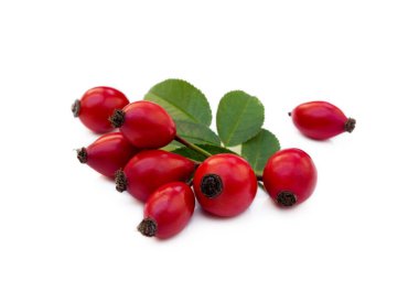 Olgun gül kalçası beyaz arkaplanda izole