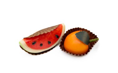  Beyaz zemin üzerinde izole taze badem ezmesi meyveleri