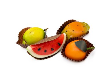 Beyaz zemin üzerinde izole taze badem ezmesi meyveleri