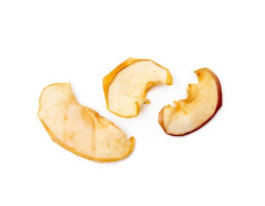 Kurutulmuş elma, beyaz arka planda izole edilmiş meyve.