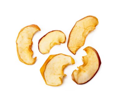 Kurutulmuş elma, beyaz arka planda izole edilmiş meyve.