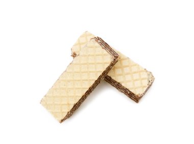 Beyaz arka planda izole edilmiş kremalı fındıklı gevrek gofretler.