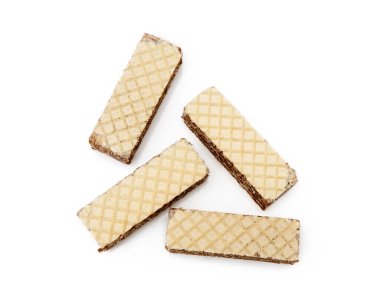 Beyaz arka planda izole edilmiş kremalı fındıklı gevrek gofretler.