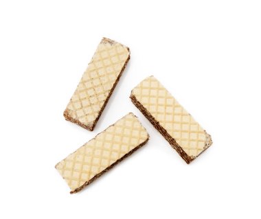 Beyaz arka planda izole edilmiş kremalı fındıklı gevrek gofretler.