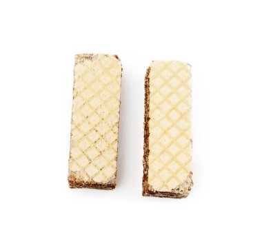  Beyaz arka planda izole edilmiş kremalı fındıklı gevrek gofretler.