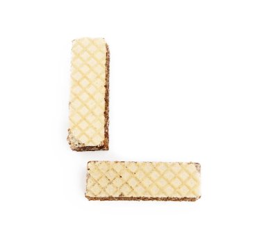  Beyaz arka planda izole edilmiş kremalı fındıklı gevrek gofretler.