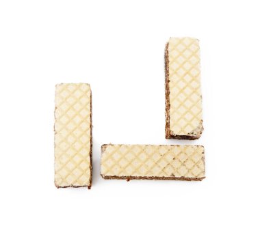  Beyaz arka planda izole edilmiş kremalı fındıklı gevrek gofretler.