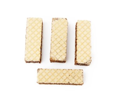  Beyaz arka planda izole edilmiş kremalı fındıklı gevrek gofretler.