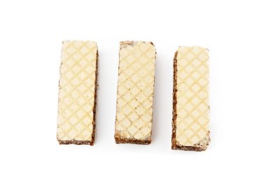 Beyaz arka planda izole edilmiş kremalı fındıklı gevrek gofretler.