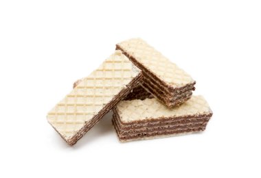 Beyaz arka planda izole edilmiş kremalı fındıklı gevrek gofretler.