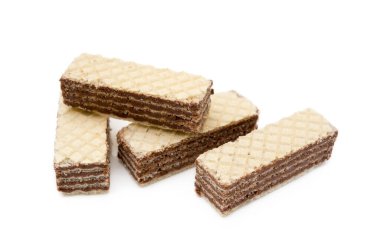 Beyaz arka planda izole edilmiş kremalı fındıklı gevrek gofretler.