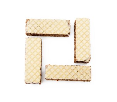 Beyaz arka planda izole edilmiş kremalı fındıklı gevrek gofretler.