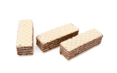 Beyaz arka planda izole edilmiş kremalı fındıklı gevrek gofretler.