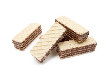 Beyaz arka planda izole edilmiş kremalı fındıklı gevrek gofretler.