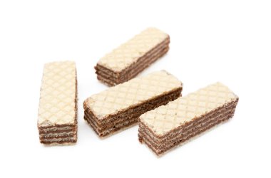 Beyaz arka planda izole edilmiş kremalı fındıklı gevrek gofretler.